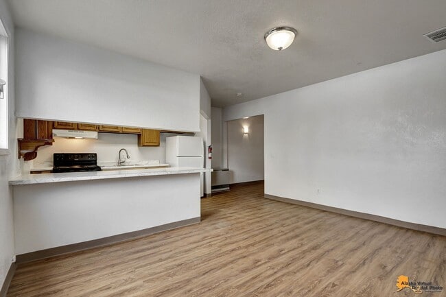 Building Photo - 906 W 29th Place