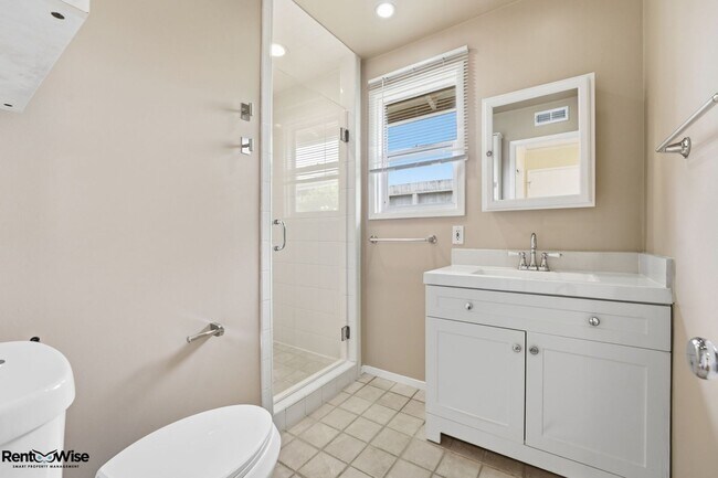 Building Photo - 536 W Hillsdale Blvd