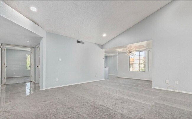 Building Photo - Beautiful Scottsdale Condo with Pool Views!