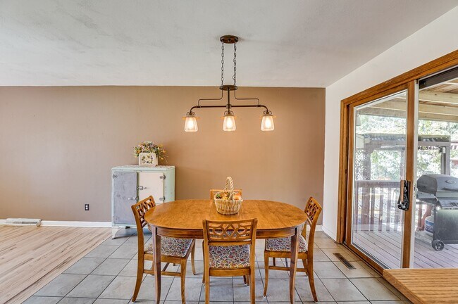 Building Photo - 4 bed, 2 bath Ranch Home near City Park W/ Finished Bsmt & Fenced Yard!