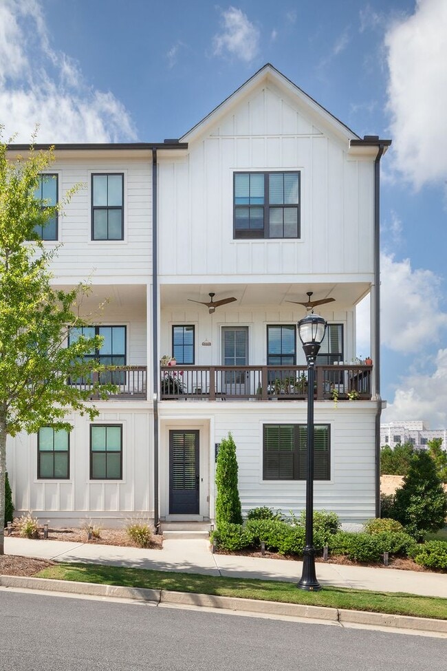 Building Photo - Stylish End-Unit Townhome Minutes From Gra...