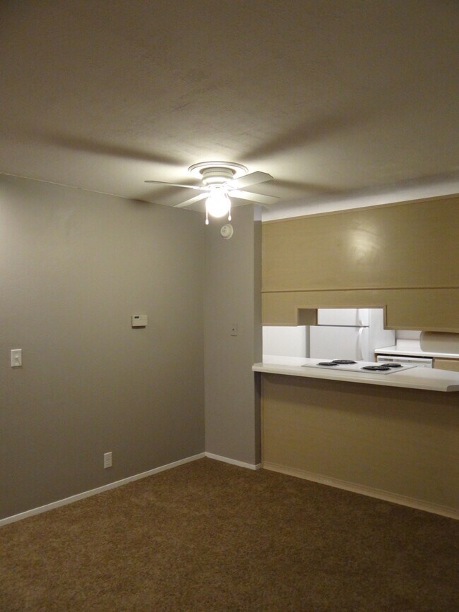 Building Photo - Charming Condo in Meadowbrook Village w 1 ...