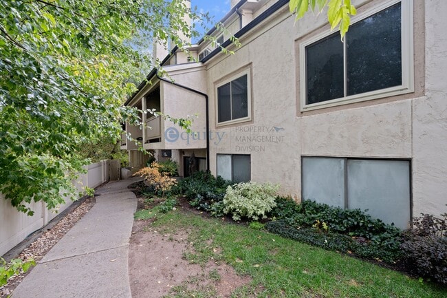 Building Photo - 989 Creekhill Ln