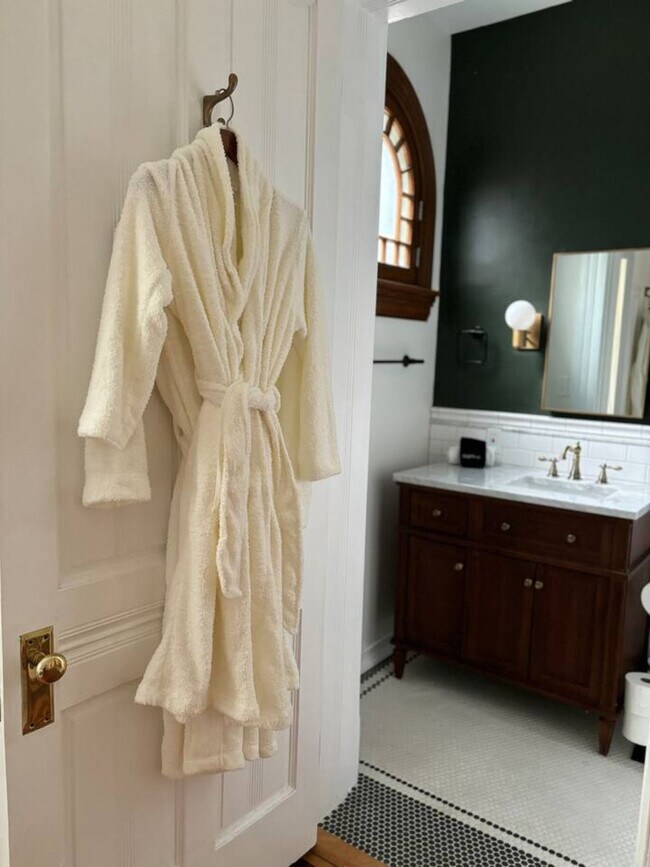 Building Photo - 351 Thrall St