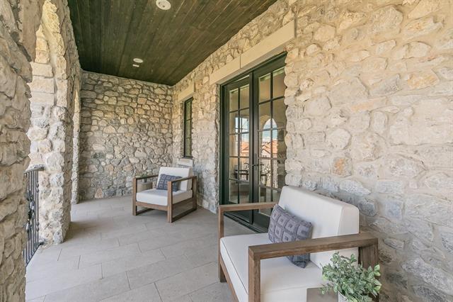 Building Photo - 8 Comillas Dr