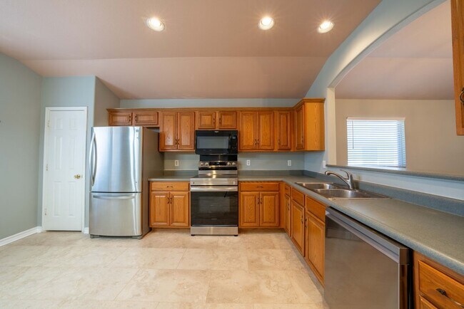 Building Photo - 1435 Bluff Forest