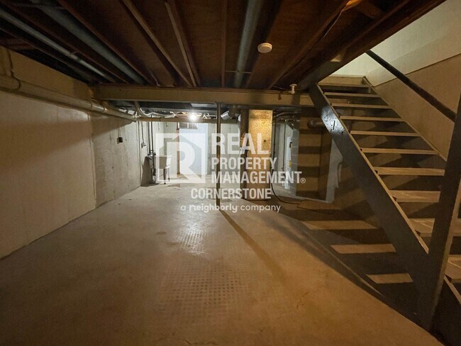 Building Photo - Updated & Inviting 2-Bedroom Townhome in Q...
