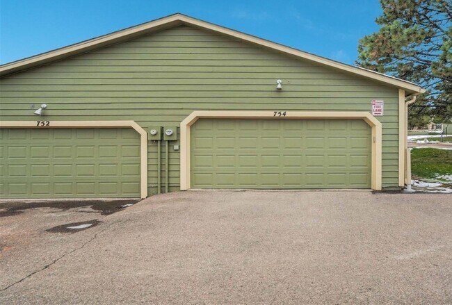 Building Photo - FULLY FURNISHED + ALL UTILITIES INCLUDED!