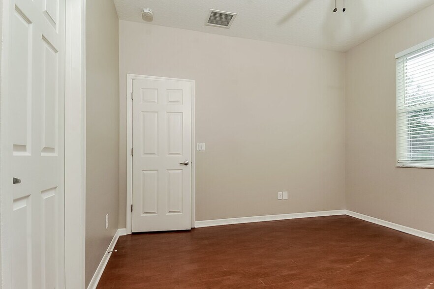 Building Photo - 915 Parker Den Dr