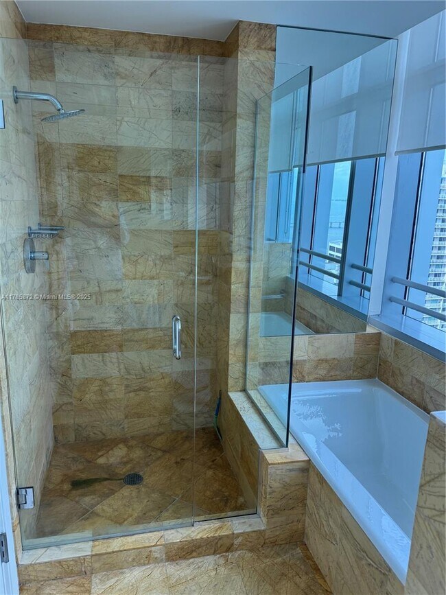 Building Photo - 1395 Brickell Ave