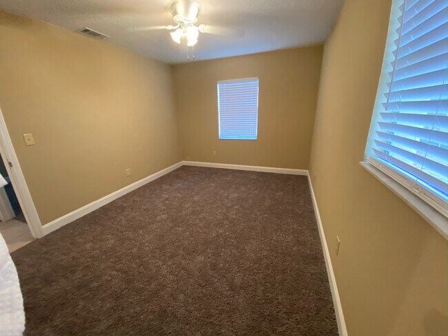 Building Photo - 1055 Greco Rd