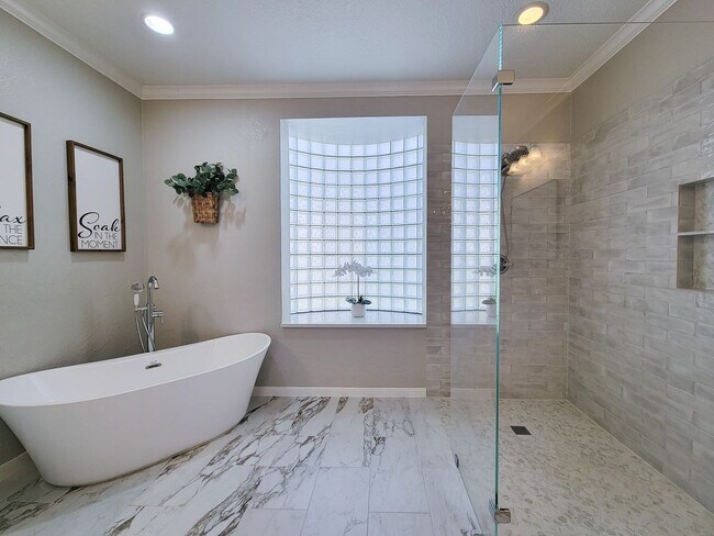 Building Photo - Beautifully designed waterfront property w...