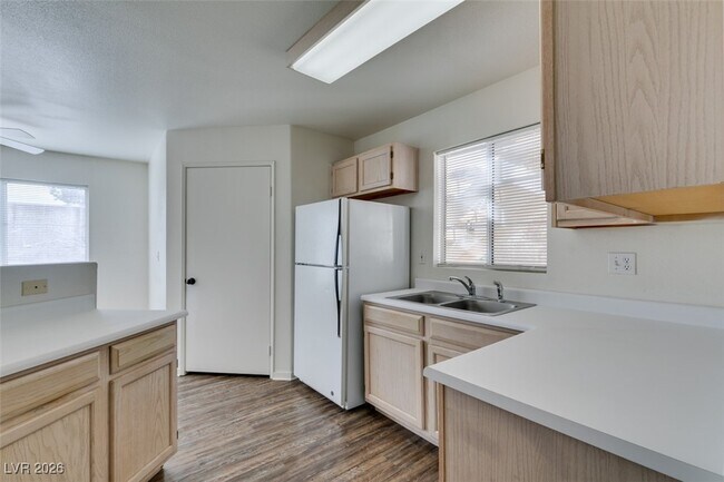 Building Photo - 698 S Racetrack Rd