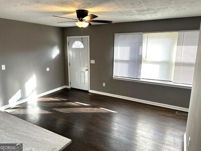Building Photo - 1545 Gaylor Dr SE