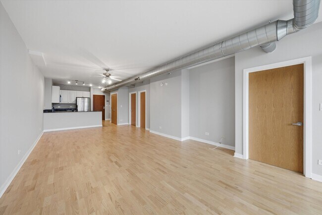Building Photo - 1610 W Fullerton Ave