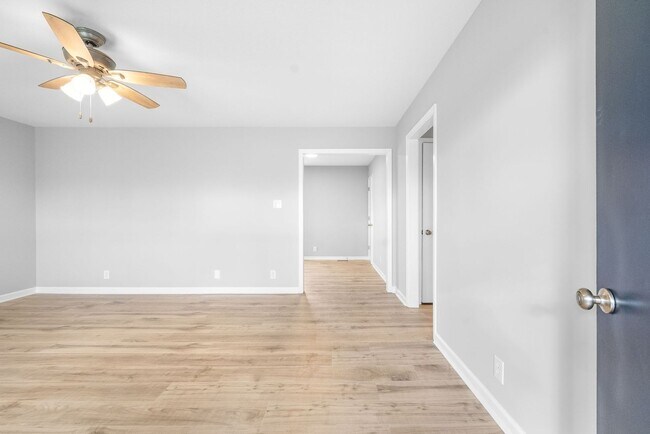 Building Photo - Newly Renovated 3 Bedroom Pet Friendly Hom...
