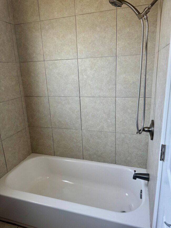 Building Photo - Beautiful 3BR 2.5 BA Hoyse in Allied Gardens