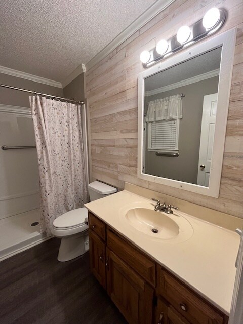 Main floor bathroom - 333 Mount Vernon Dr
