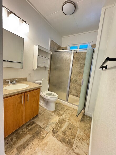 Tiled bathroom - 1769 Puowaina Dr