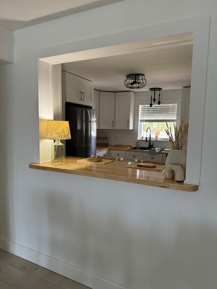 Building Photo - 1050 Hillsboro Mile