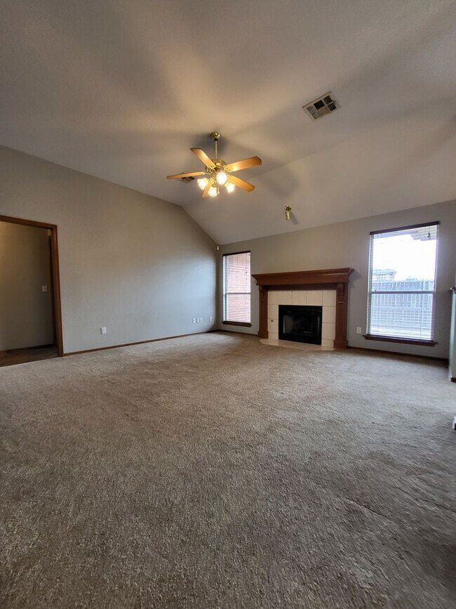 Building Photo - (3) Bed/(2) Bath + Study/Office in NW Norman! Storm Shelter! Neighborhood Pool!