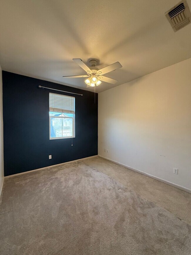 Building Photo - Nice Home with great floorplan