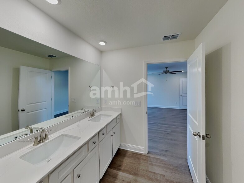 Building Photo - 5980 Pinewood Ests Dr