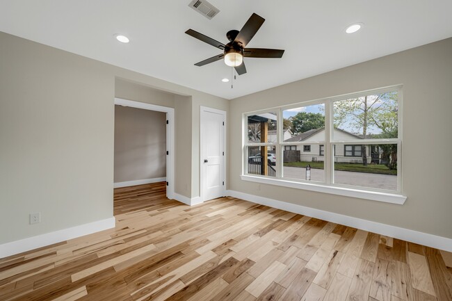 Building Photo - 403 Moody St