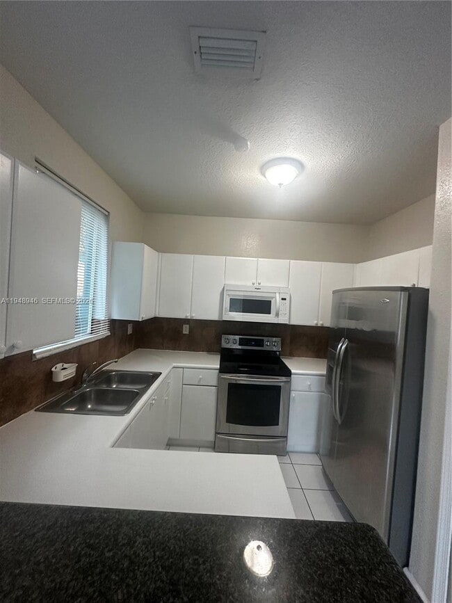 Building Photo - 2440 SE 14th Ave