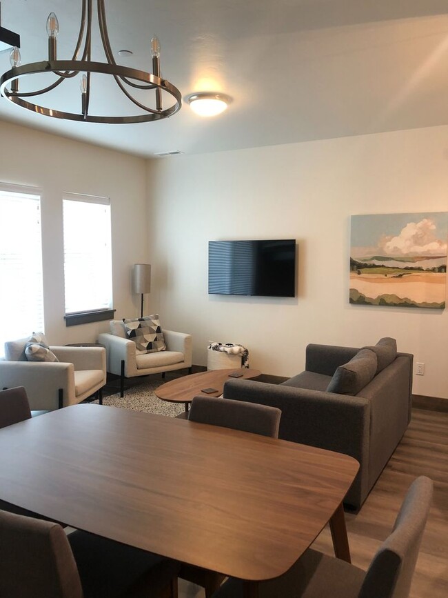 Building Photo - Modern 2 BR 2.5 Bath Summit Town home in V...