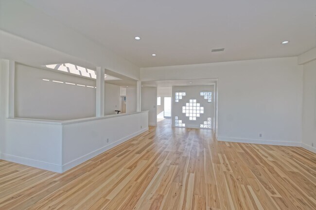 Building Photo - Beautifully Remodeled, 4BR4.5BA Hill Section Home w/ Amazing Panoramic Ocean Views, 3 Decks, Atri...