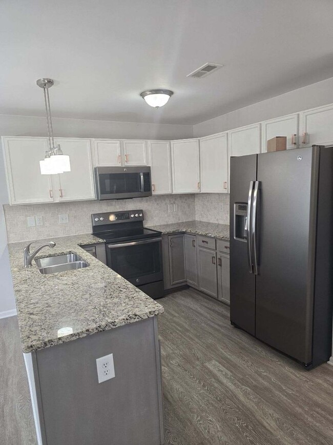 Building Photo - 3 BEDROOM 3 BATHROOM CONDO IN BELLEVILLE A...