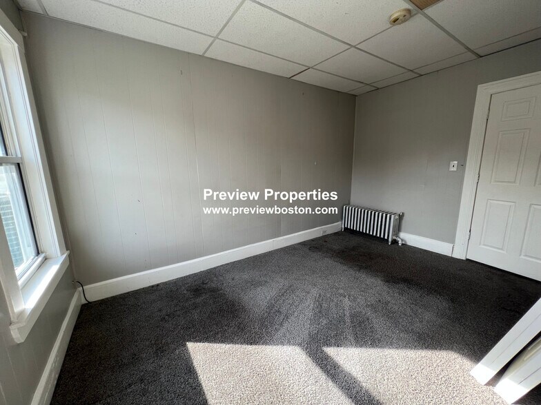 Building Photo - 696 Broadway