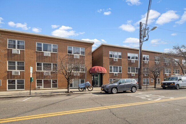 Building Photo - 120 32nd St