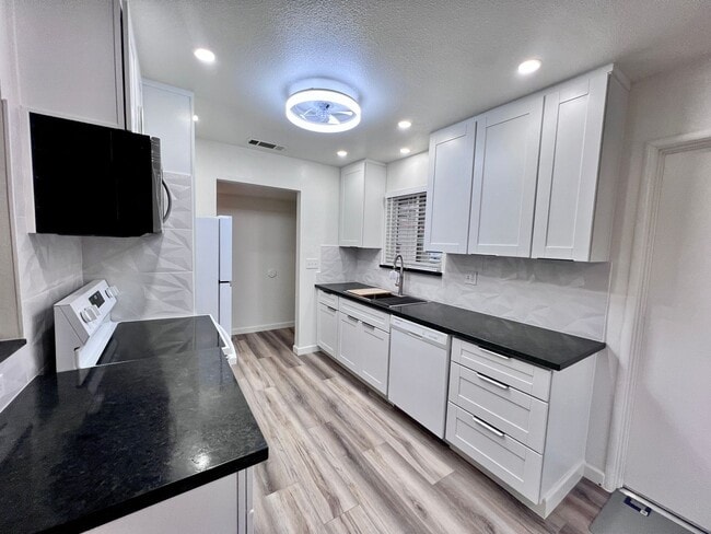 Building Photo - $2,495 Sierra & Cedar, 4 bedroom House - Fresno / Spacious Backyard / Fresh Paint / New Floors