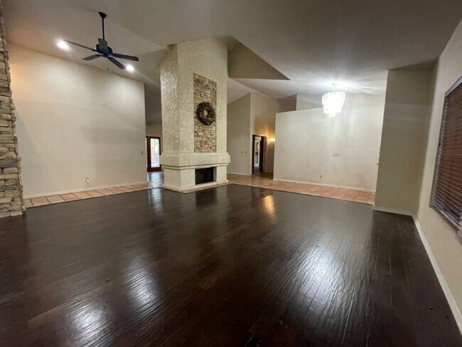 Building Photo - 6049 W Grandview Rd