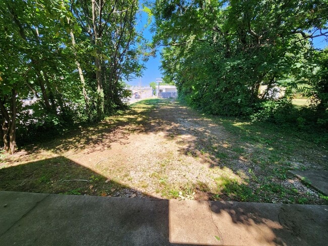 Building Photo - Spacious 1-Bedroom, 1-Bathroom Home AVAILA...