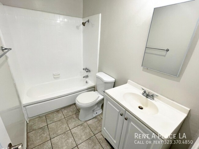 Building Photo - 918 W 66th St