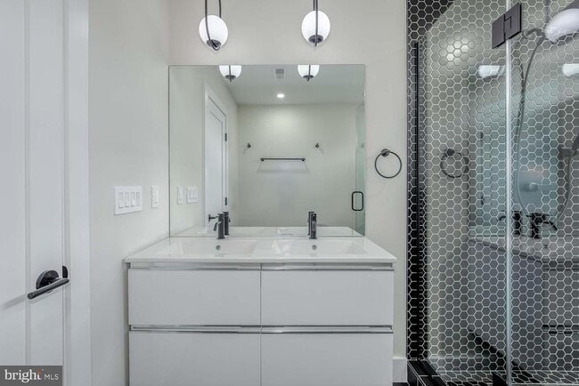 Building Photo - 722 Kenyon St NW