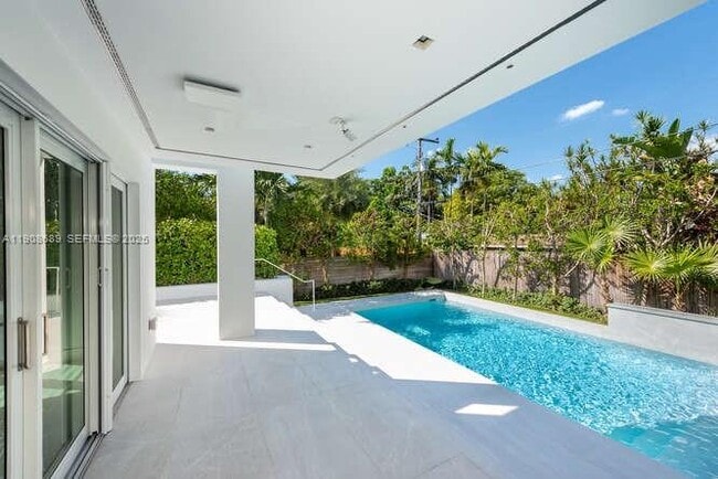 Building Photo - 1325 Bay Dr