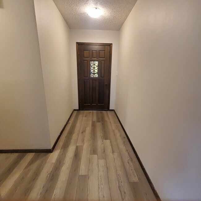 Foyer - 2016 W Jefferson St
