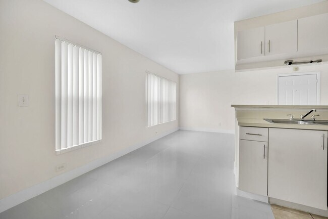 Building Photo - Cozy 2/1 Home in Sunrise!