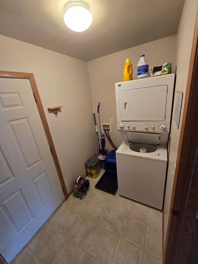 Building Photo - For Rent: 2 Bed / 2 Bath with 2-Car Garage...
