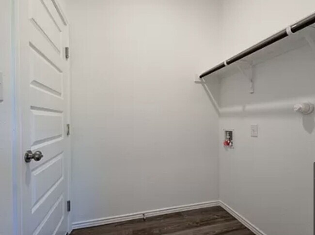 Building Photo - "Spacious 3-Bedroom Gem with 2 Full Baths ...