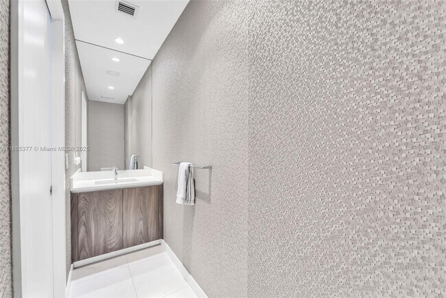 Building Photo - 480 NE 31st St