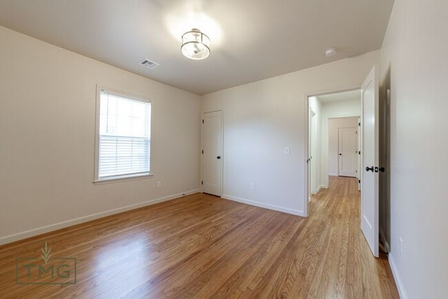 Building Photo - Gorgeous 3/2 Fully Updated! Move in Special!