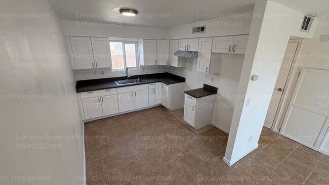 Building Photo - 2 bedroom 1.5 bathroom townhome (Move In Special Available OAC)