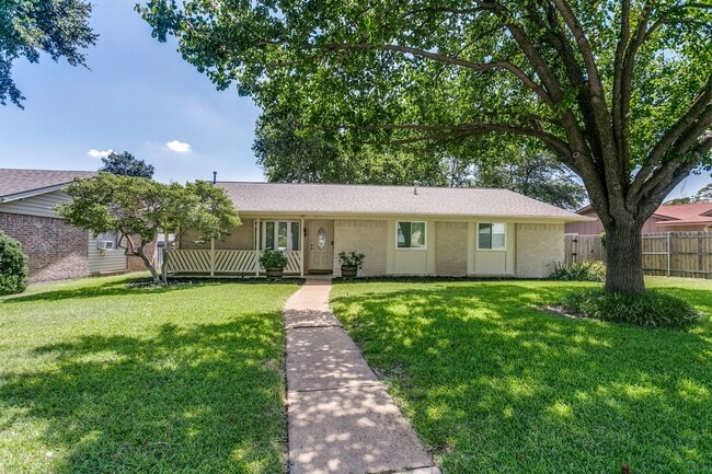 Building Photo - 1808 Ridgewood Dr