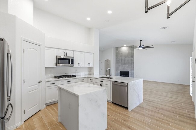 Building Photo - Beautiful Remodeled Single-Story Home W/ Pool in Southern Highlands