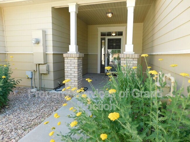Building Photo - 733 Lakeview Ct